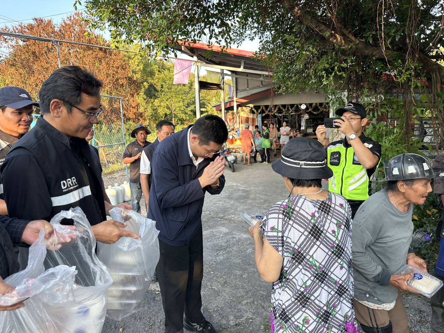 “ภัทรพงศ์” ห่วงใยชาวปทุมธานี ลงพื้นที่สำรวจเส้นทางสัญจร พร้อมมอบถุงยังชีพและข้าวกล่องจากโรงครัวภูมิใจไทย เผยสถานการณ์เริ่มคลี่คลาย — ภาพที่ 13