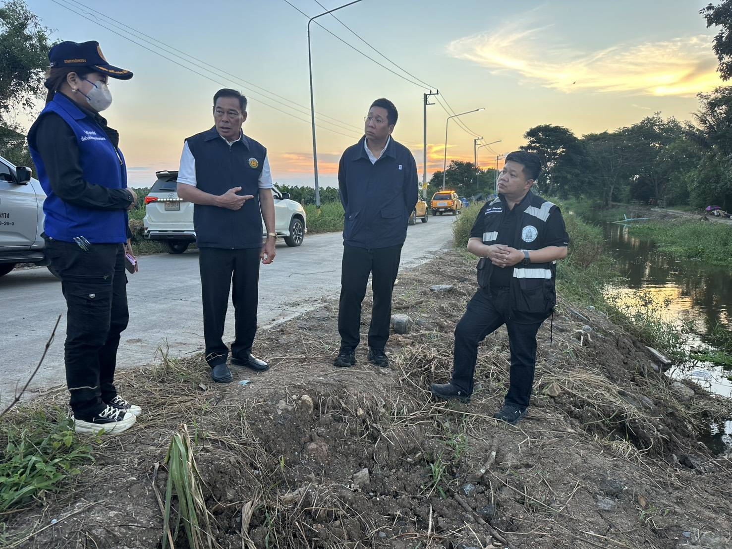 “ภัทรพงศ์” ห่วงใยชาวปทุมธานี ลงพื้นที่สำรวจเส้นทางสัญจร พร้อมมอบถุงยังชีพและข้าวกล่องจากโรงครัวภูมิใจไทย เผยสถานการณ์เริ่มคลี่คลาย — ภาพที่ 9