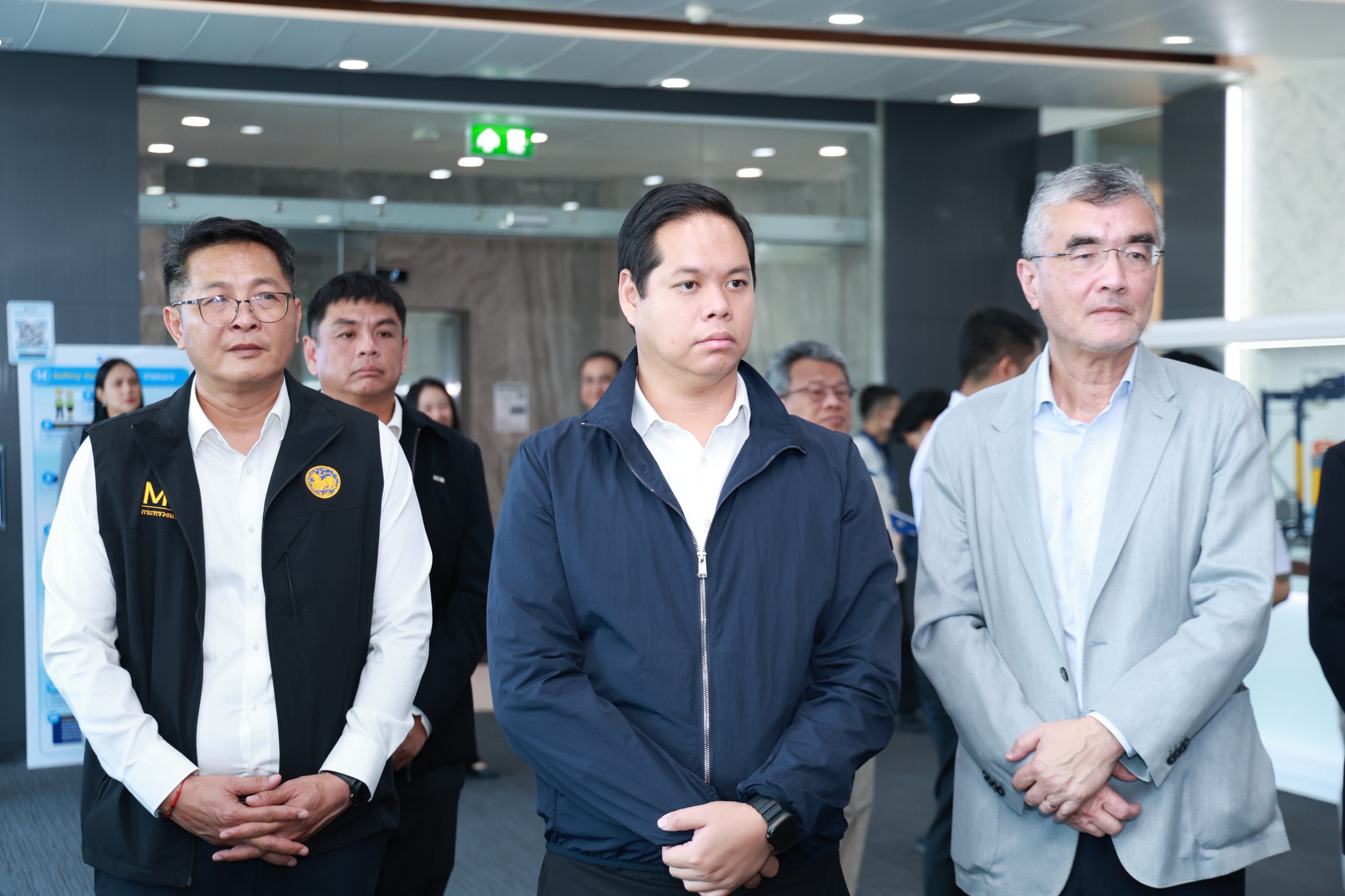 “สรรเพชญ” นำคมนาคม ศึกษาดูงานท่าเทียบเรือ ชุด D แหลมฉบัง ชู AI-รถหัวลากไร้คนขับ ขับเคลื่อนท่าเรืออัจฉริยะ — ภาพที่ 4