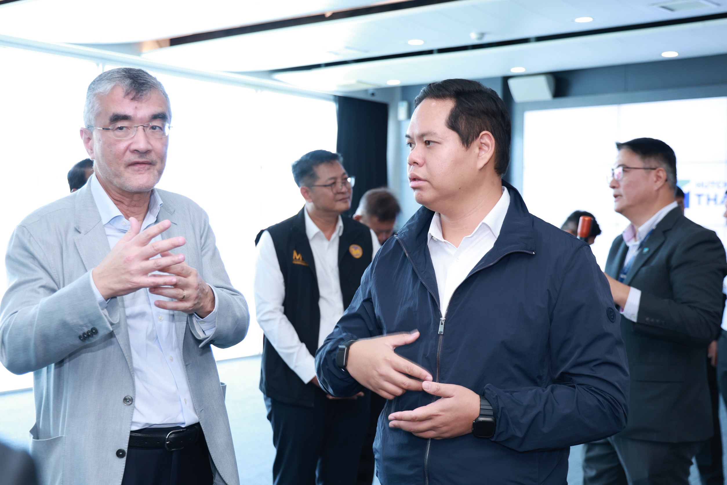 “สรรเพชญ” นำคมนาคม ศึกษาดูงานท่าเทียบเรือ ชุด D แหลมฉบัง ชู AI-รถหัวลากไร้คนขับ ขับเคลื่อนท่าเรืออัจฉริยะ — ภาพที่ 5