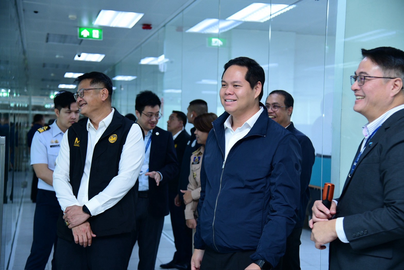 “สรรเพชญ” นำคมนาคม ศึกษาดูงานท่าเทียบเรือ ชุด D แหลมฉบัง ชู AI-รถหัวลากไร้คนขับ ขับเคลื่อนท่าเรืออัจฉริยะ — ภาพที่ 2