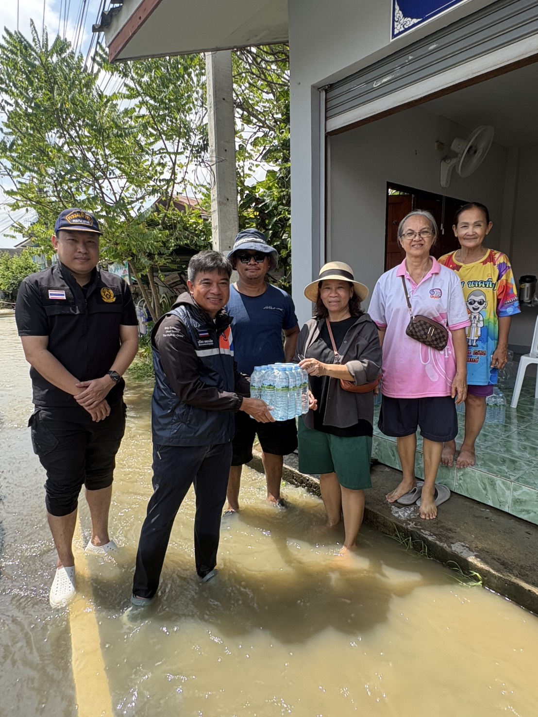“สรรเพชญ” สั่ง “กรมเจ้าท่า” เร่ง!! ช่วยผู้ประสบอุทกภัยเพชรบุรี มอบน้ำดื่ม–อาหารผ่านเรือเจ็ตสกี พร้อมติดตามสถานการณ์ใกล้ชิด — ภาพที่ 3