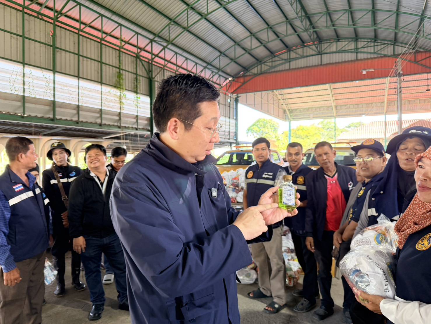 "ภัทร​พงศ์" ลงพื้นที่ต่อเนื่อง เยี่ยมเยียนผู้ประสบอุทกภัยที่ลำลูกกา ​พร้อมมอบถุงยังชีพและข้าวกล่องเพื่อบรรเทาความเดือดร้อน — ภาพที่ 8