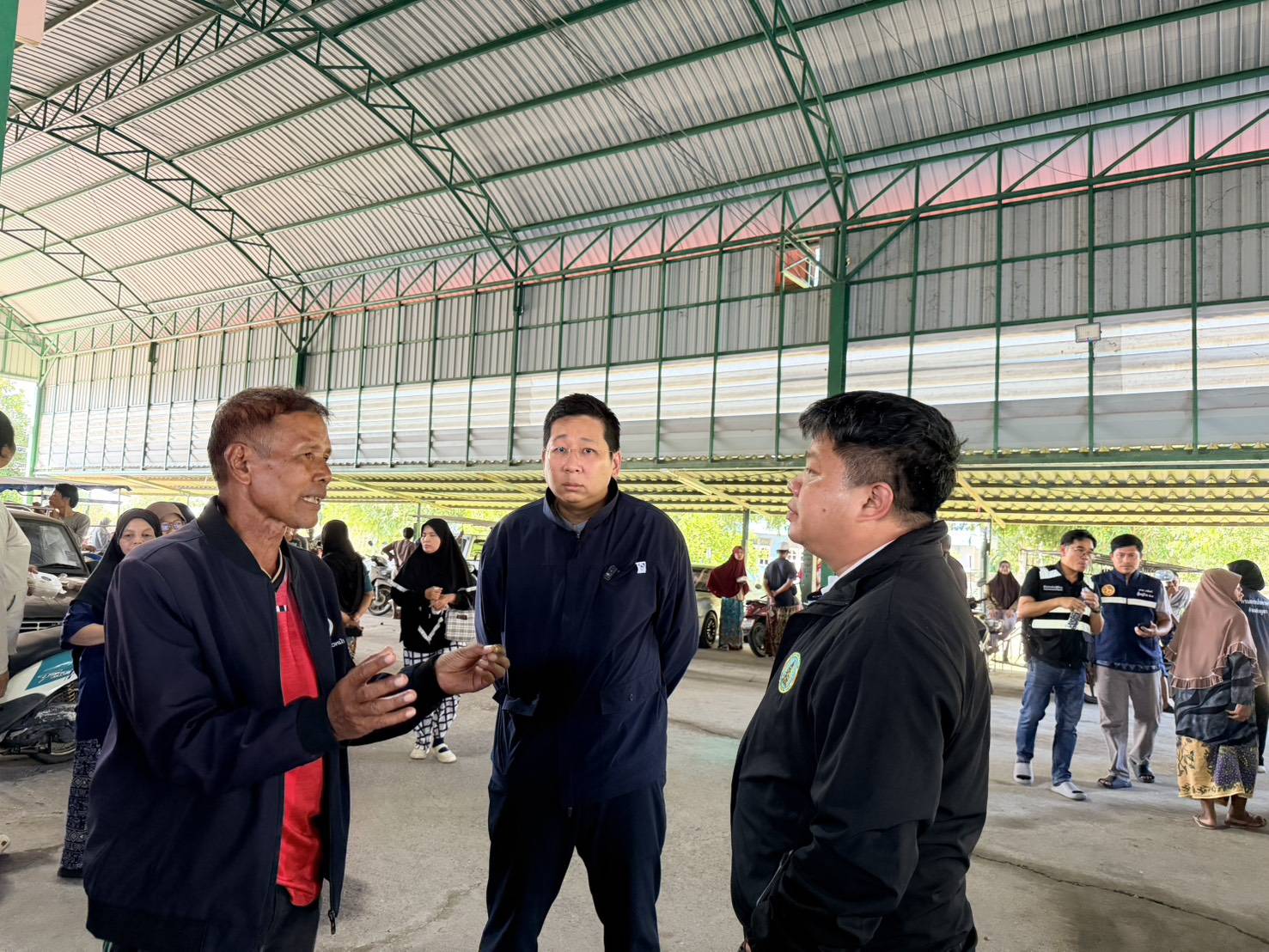 "ภัทร​พงศ์" ลงพื้นที่ต่อเนื่อง เยี่ยมเยียนผู้ประสบอุทกภัยที่ลำลูกกา ​พร้อมมอบถุงยังชีพและข้าวกล่องเพื่อบรรเทาความเดือดร้อน — ภาพที่ 2