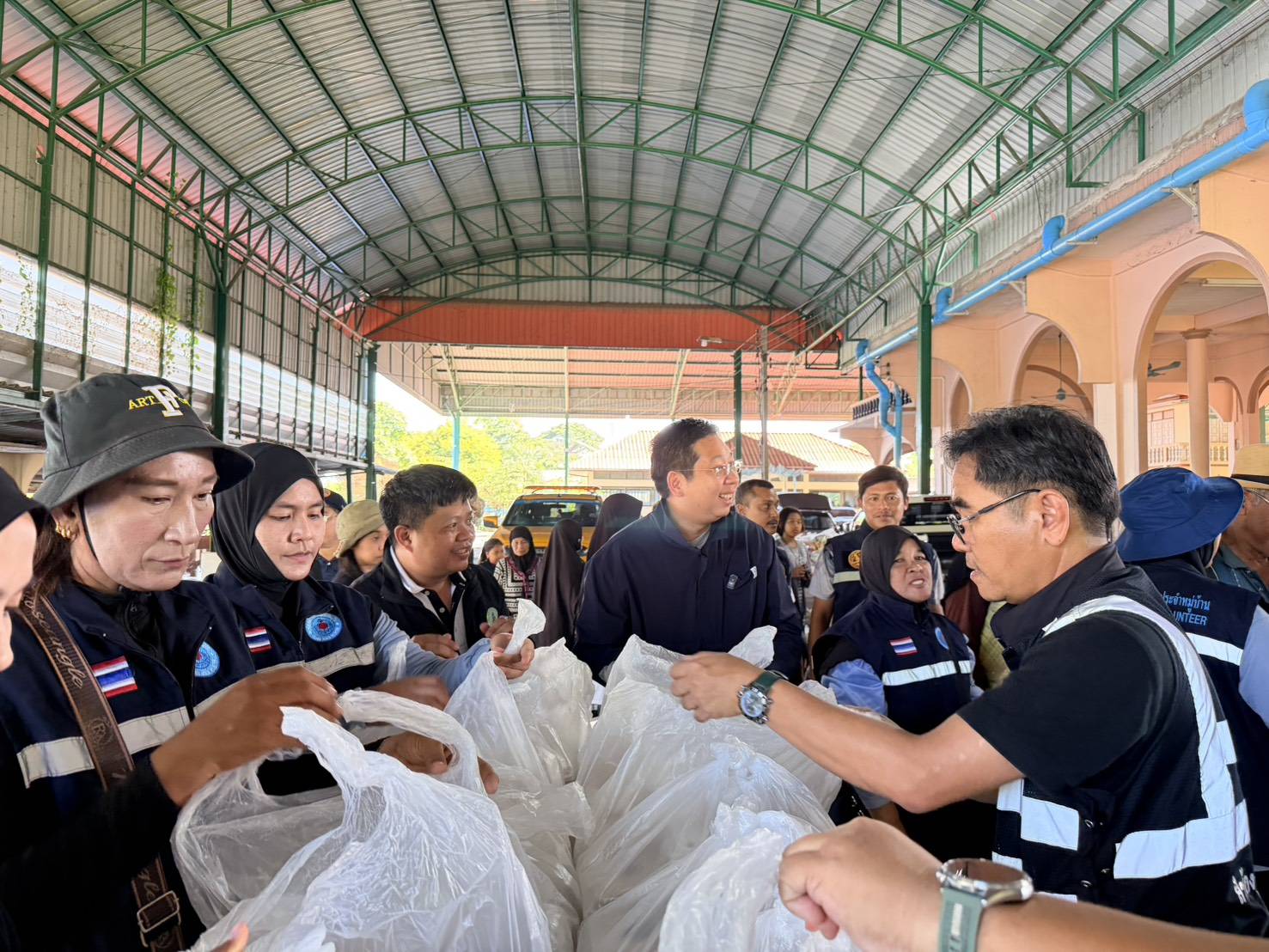 "ภัทร​พงศ์" ลงพื้นที่ต่อเนื่อง เยี่ยมเยียนผู้ประสบอุทกภัยที่ลำลูกกา ​พร้อมมอบถุงยังชีพและข้าวกล่องเพื่อบรรเทาความเดือดร้อน — ภาพที่ 4