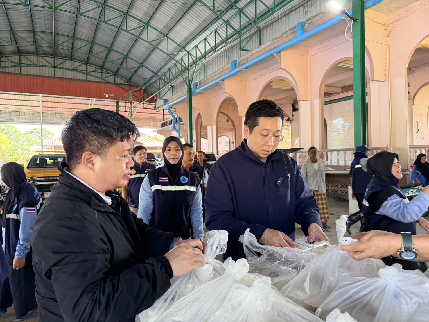 "ภัทร​พงศ์" ลงพื้นที่ต่อเนื่อง เยี่ยมเยียนผู้ประสบอุทกภัยที่ลำลูกกา ​พร้อมมอบถุงยังชีพและข้าวกล่องเพื่อบรรเทาความเดือดร้อน — ภาพที่ 5