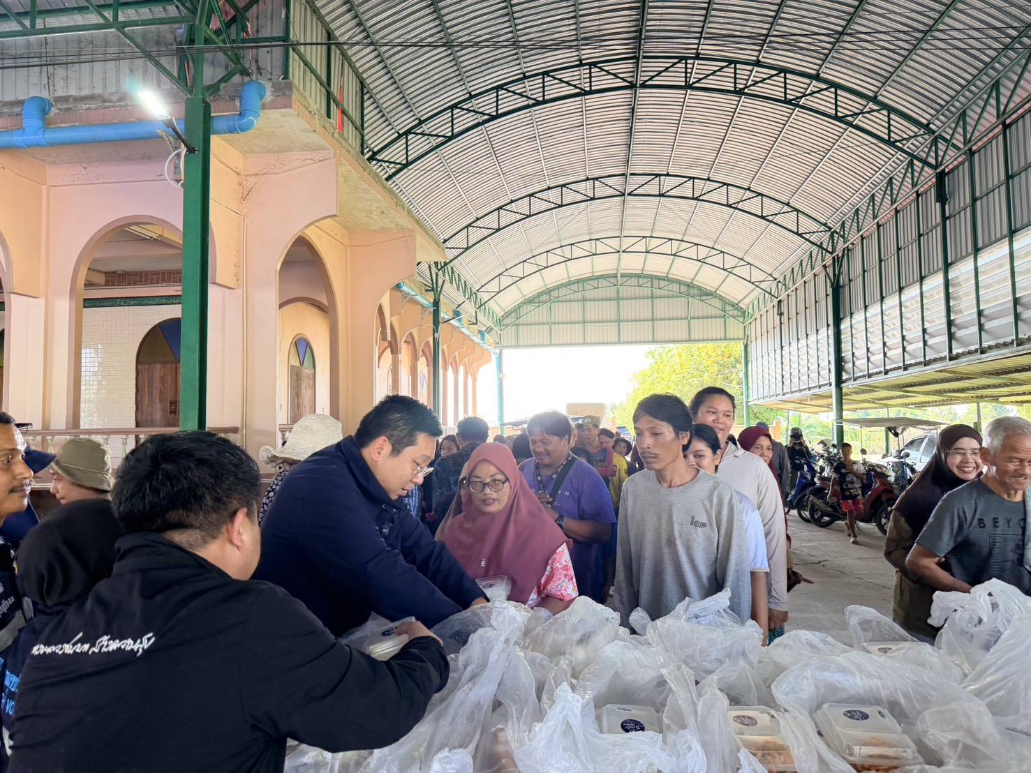 "ภัทร​พงศ์" ลงพื้นที่ต่อเนื่อง เยี่ยมเยียนผู้ประสบอุทกภัยที่ลำลูกกา ​พร้อมมอบถุงยังชีพและข้าวกล่องเพื่อบรรเทาความเดือดร้อน — ภาพที่ 7