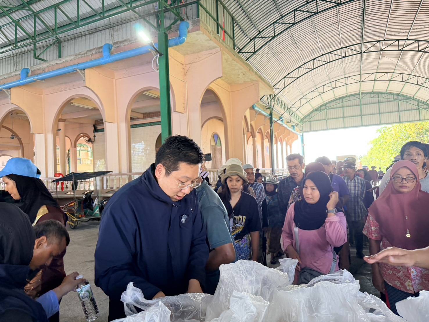 "ภัทร​พงศ์" ลงพื้นที่ต่อเนื่อง เยี่ยมเยียนผู้ประสบอุทกภัยที่ลำลูกกา ​พร้อมมอบถุงยังชีพและข้าวกล่องเพื่อบรรเทาความเดือดร้อน — ภาพที่ 6