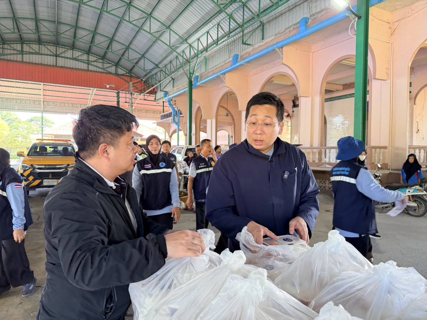 "ภัทร​พงศ์" ลงพื้นที่ต่อเนื่อง เยี่ยมเยียนผู้ประสบอุทกภัยที่ลำลูกกา ​พร้อมมอบถุงยังชีพและข้าวกล่องเพื่อบรรเทาความเดือดร้อน — ภาพที่ 3