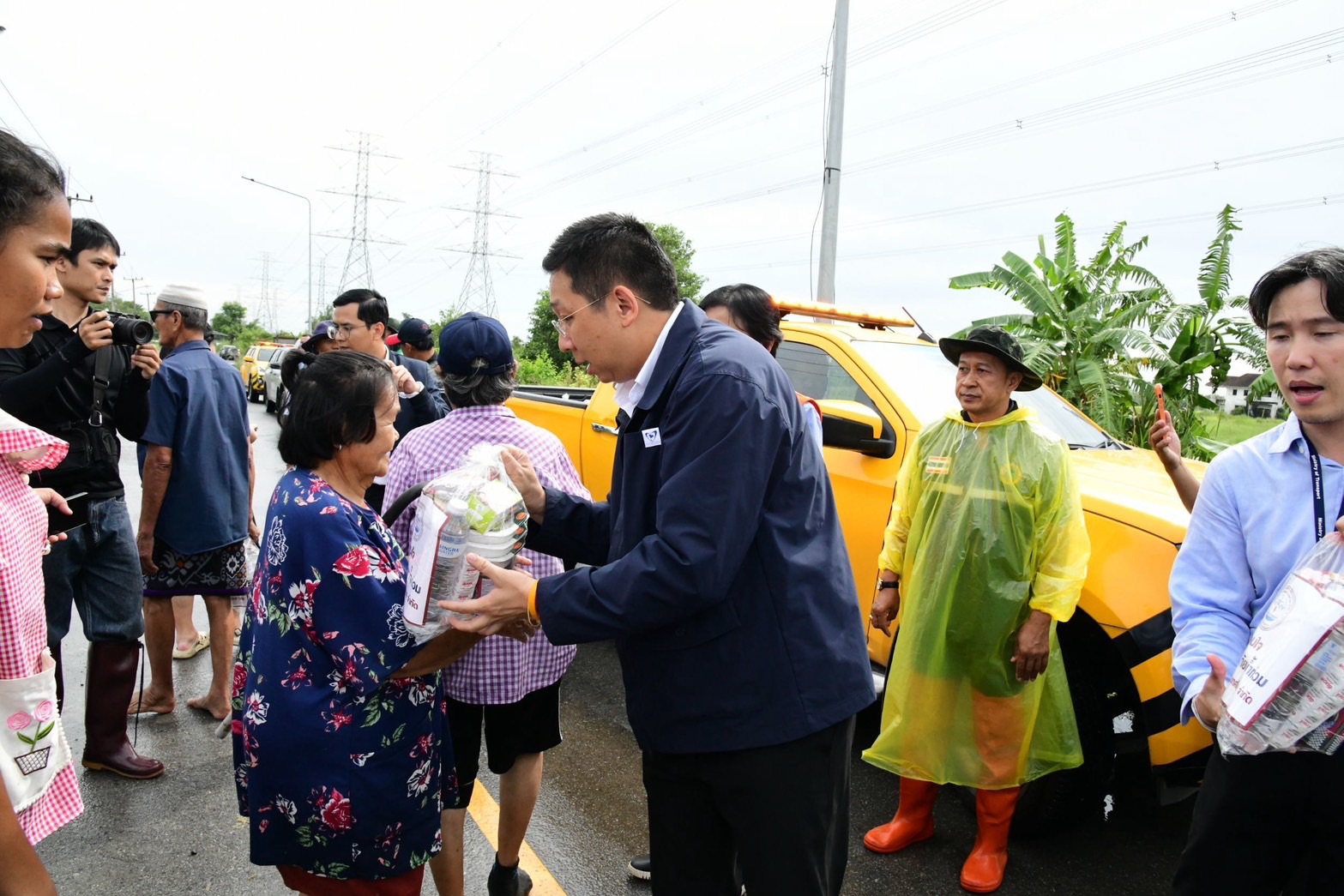 “ภัทรพงศ์” เร่งช่วยผู้ประสบอุทกภัยต่อเนื่อง วิทยุการบินฯ ร่วมส่งมอบถุงยังชีพเพิ่มช่วยเหลือประชาชน — ภาพที่ 3