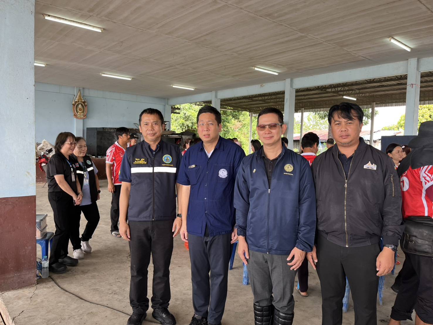 "ภัทร​พงศ์" ห่วงใยชาวสุพรรณบุรี​ มอบถุงยังชีพแก่ชาวสองพี่น้อง พร้อมหารือคมนาคมเตรียมฟื้นฟูเส้นทางสัญจรให้พี่น้องประชาชน — ภาพที่ 11