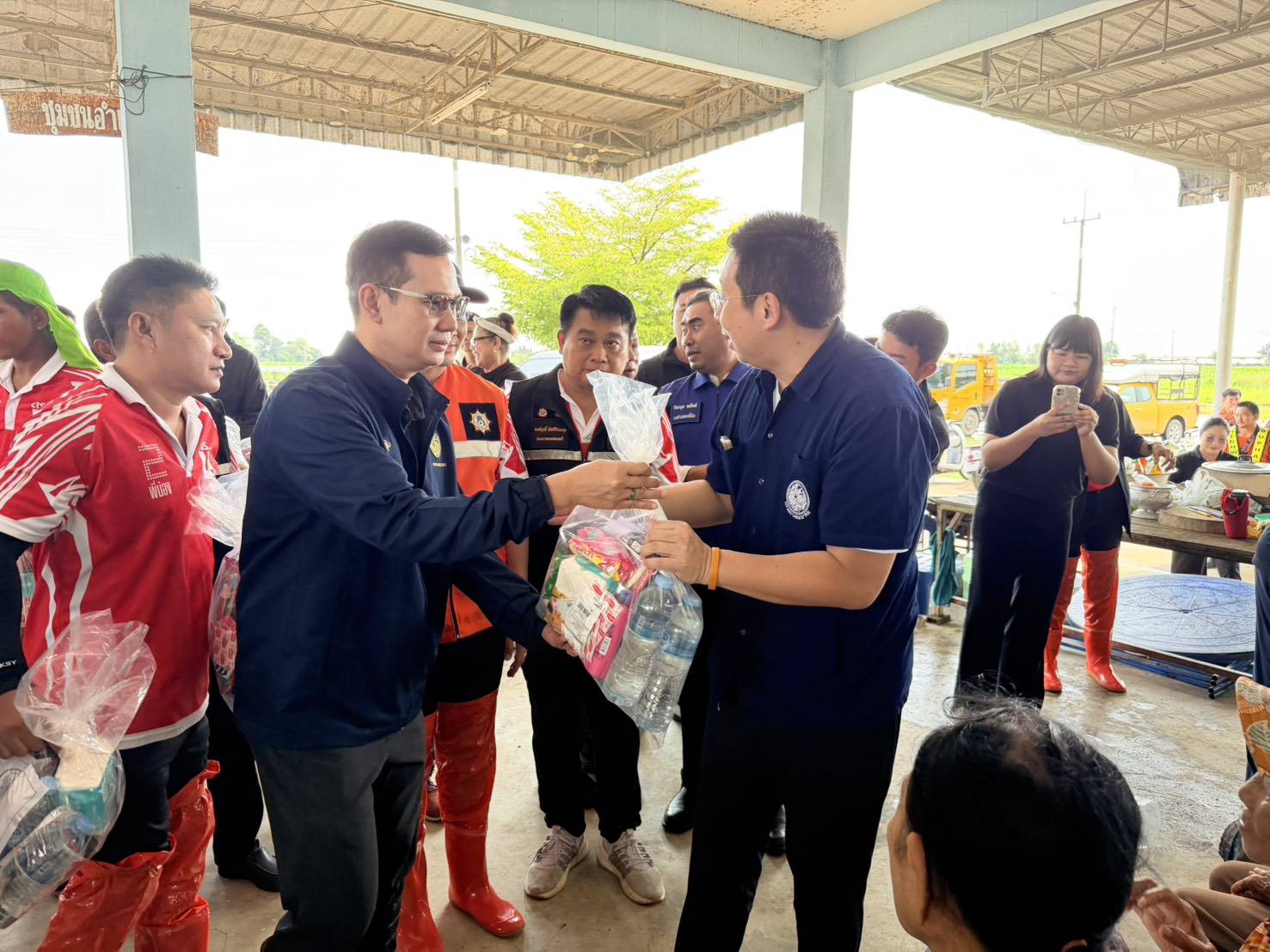 "ภัทร​พงศ์" ห่วงใยชาวสุพรรณบุรี​ มอบถุงยังชีพแก่ชาวสองพี่น้อง พร้อมหารือคมนาคมเตรียมฟื้นฟูเส้นทางสัญจรให้พี่น้องประชาชน — ภาพที่ 5