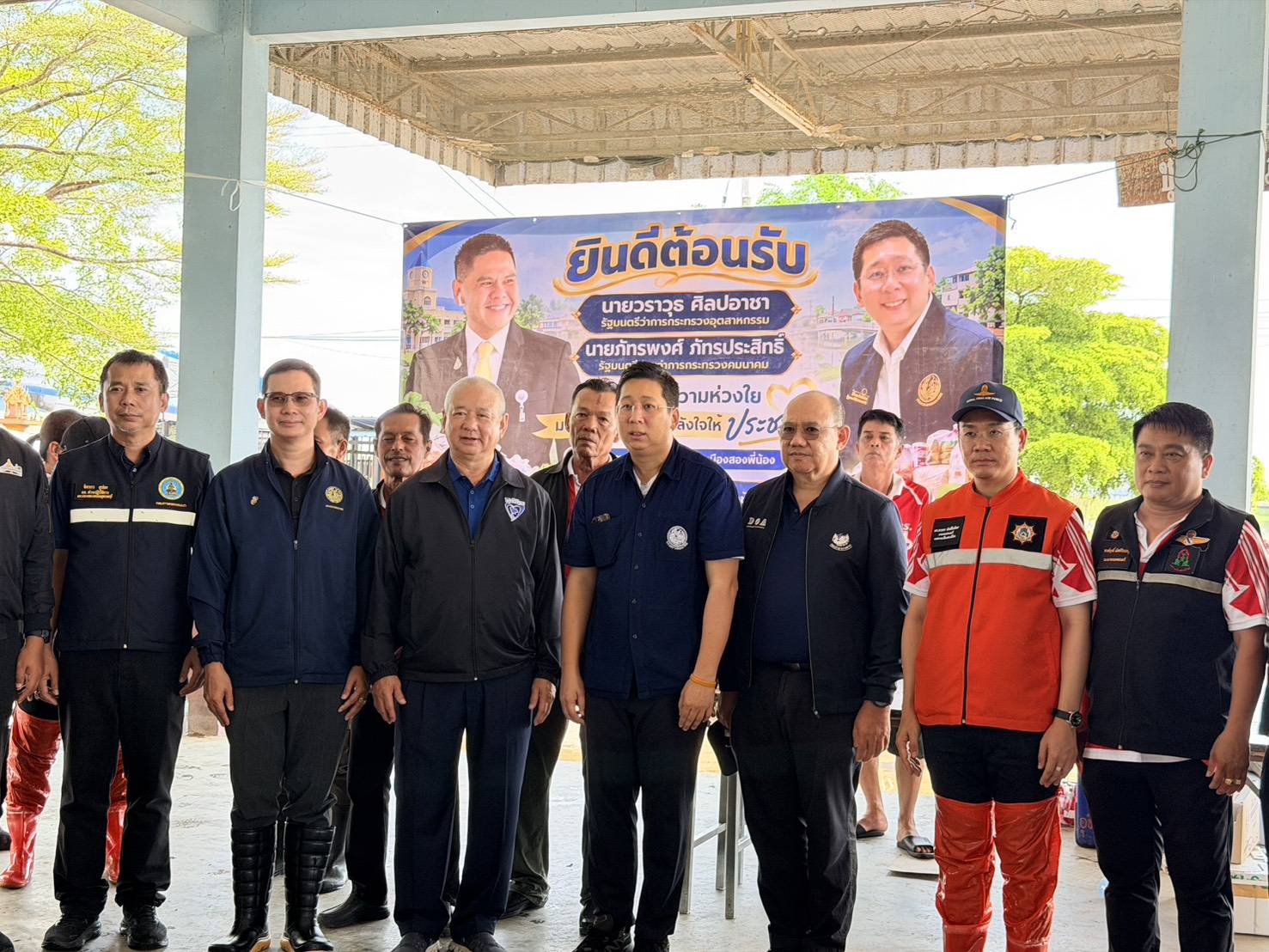 "ภัทร​พงศ์" ห่วงใยชาวสุพรรณบุรี​ มอบถุงยังชีพแก่ชาวสองพี่น้อง พร้อมหารือคมนาคมเตรียมฟื้นฟูเส้นทางสัญจรให้พี่น้องประชาชน — ภาพที่ 2
