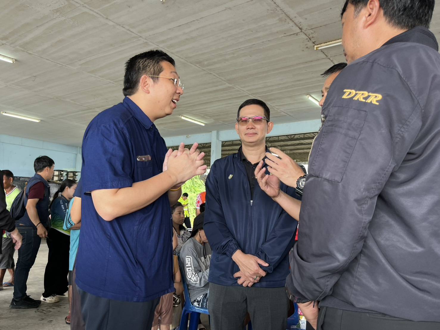 "ภัทร​พงศ์" ห่วงใยชาวสุพรรณบุรี​ มอบถุงยังชีพแก่ชาวสองพี่น้อง พร้อมหารือคมนาคมเตรียมฟื้นฟูเส้นทางสัญจรให้พี่น้องประชาชน — ภาพที่ 9