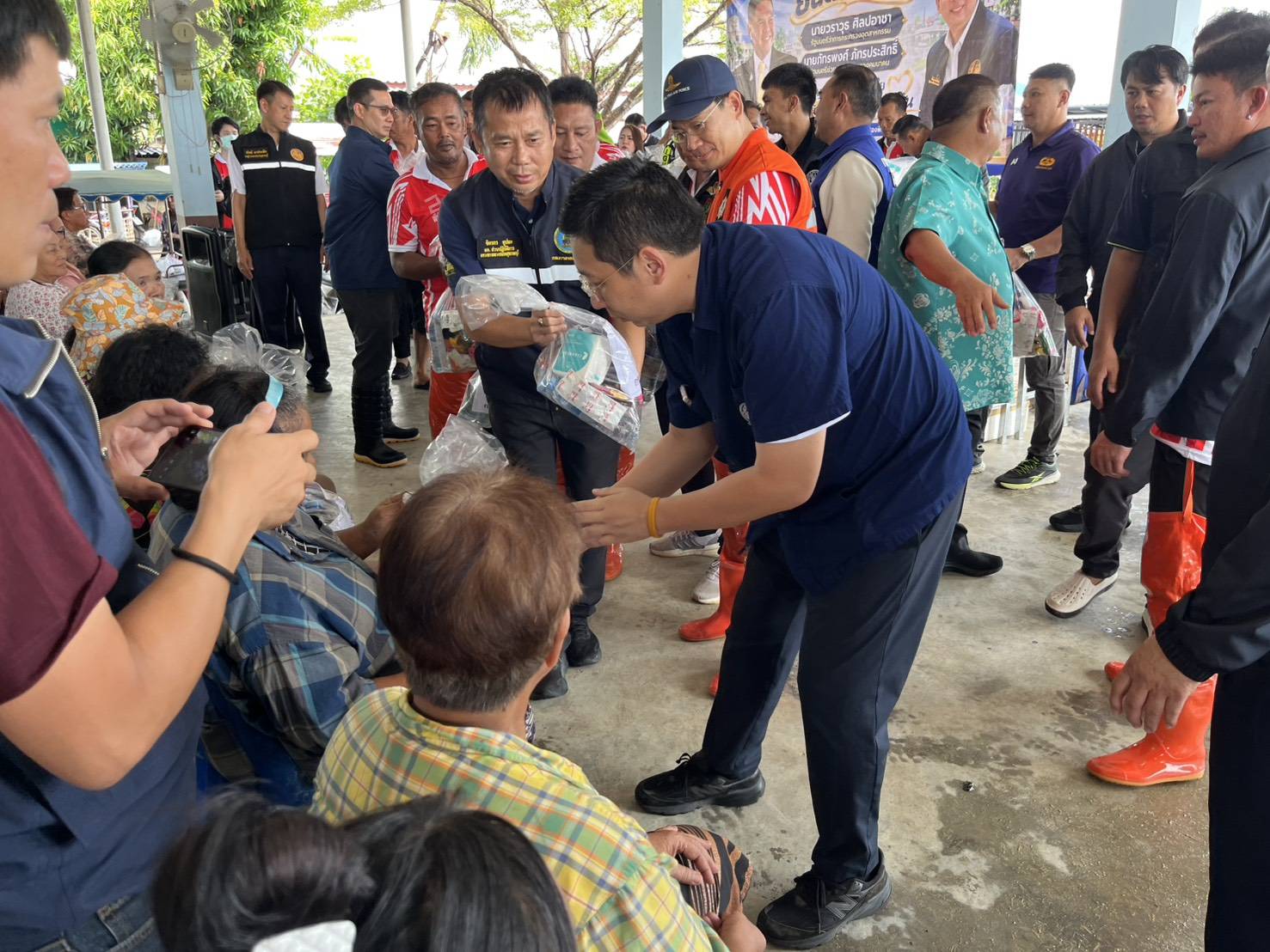 "ภัทร​พงศ์" ห่วงใยชาวสุพรรณบุรี​ มอบถุงยังชีพแก่ชาวสองพี่น้อง พร้อมหารือคมนาคมเตรียมฟื้นฟูเส้นทางสัญจรให้พี่น้องประชาชน — ภาพที่ 6