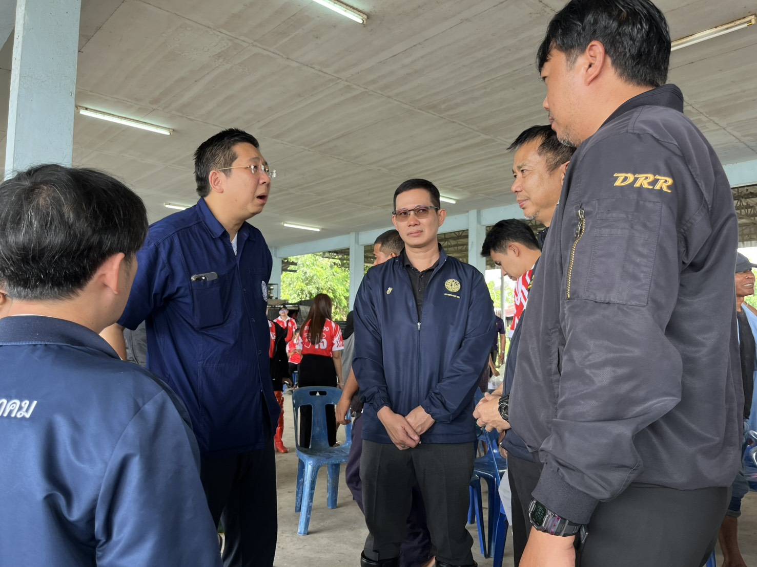 "ภัทร​พงศ์" ห่วงใยชาวสุพรรณบุรี​ มอบถุงยังชีพแก่ชาวสองพี่น้อง พร้อมหารือคมนาคมเตรียมฟื้นฟูเส้นทางสัญจรให้พี่น้องประชาชน — ภาพที่ 10