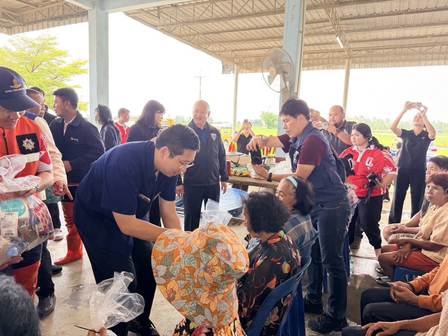 "ภัทร​พงศ์" ห่วงใยชาวสุพรรณบุรี​ มอบถุงยังชีพแก่ชาวสองพี่น้อง พร้อมหารือคมนาคมเตรียมฟื้นฟูเส้นทางสัญจรให้พี่น้องประชาชน — ภาพที่ 3