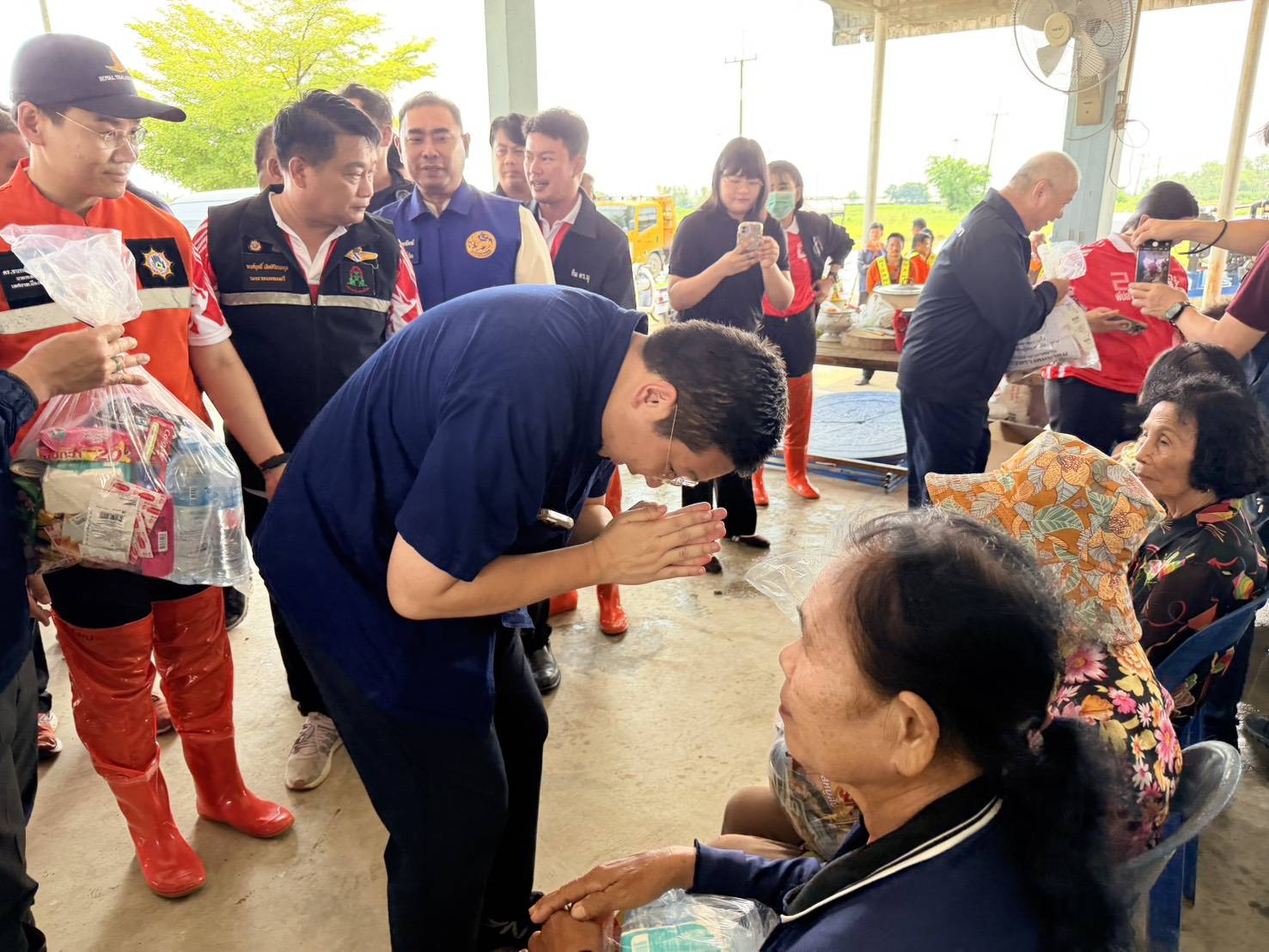 "ภัทร​พงศ์" ห่วงใยชาวสุพรรณบุรี​ มอบถุงยังชีพแก่ชาวสองพี่น้อง พร้อมหารือคมนาคมเตรียมฟื้นฟูเส้นทางสัญจรให้พี่น้องประชาชน — ภาพที่ 4