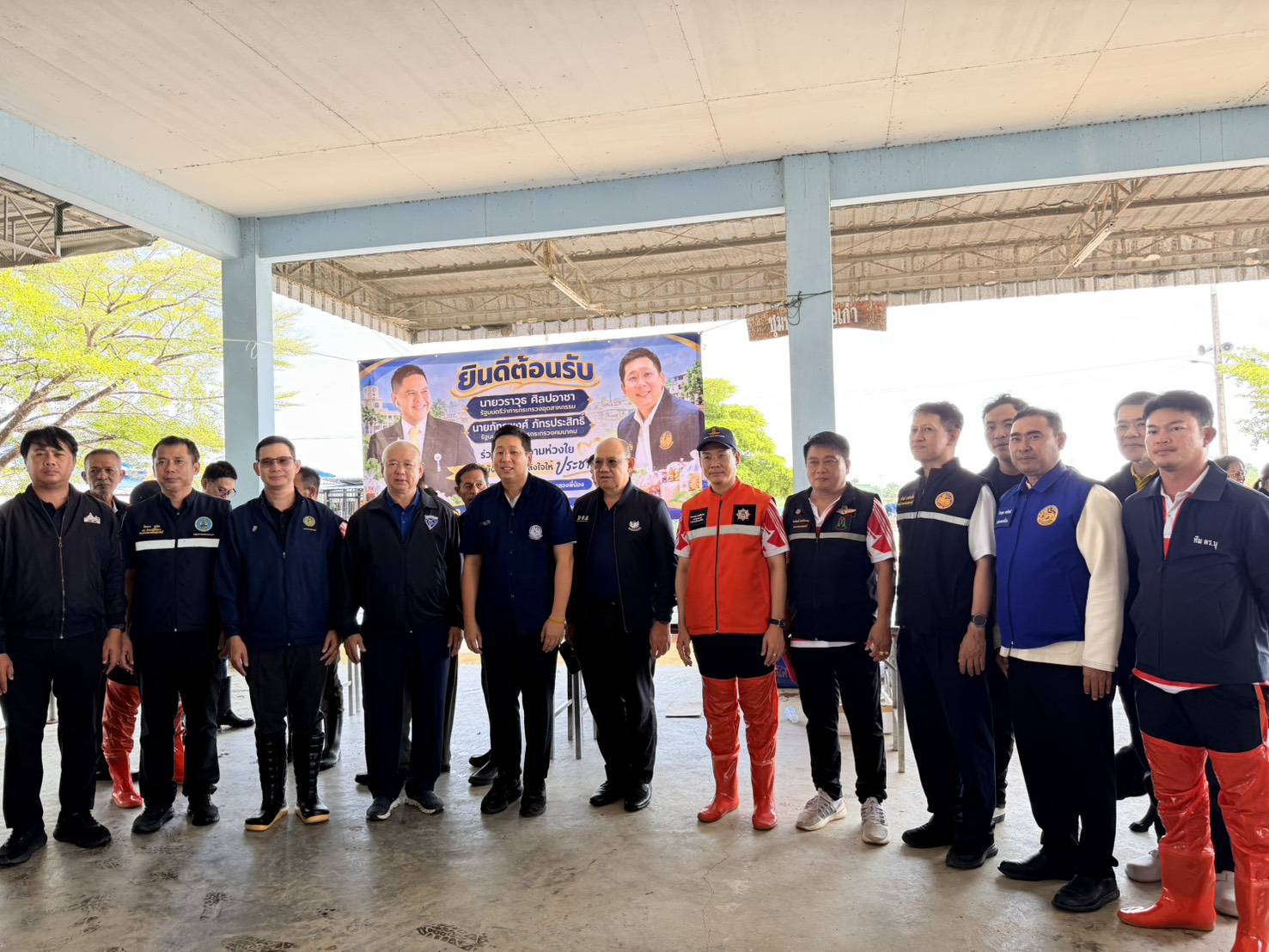 "ภัทร​พงศ์" ห่วงใยชาวสุพรรณบุรี​ มอบถุงยังชีพแก่ชาวสองพี่น้อง พร้อมหารือคมนาคมเตรียมฟื้นฟูเส้นทางสัญจรให้พี่น้องประชาชน — ภาพที่ 8
