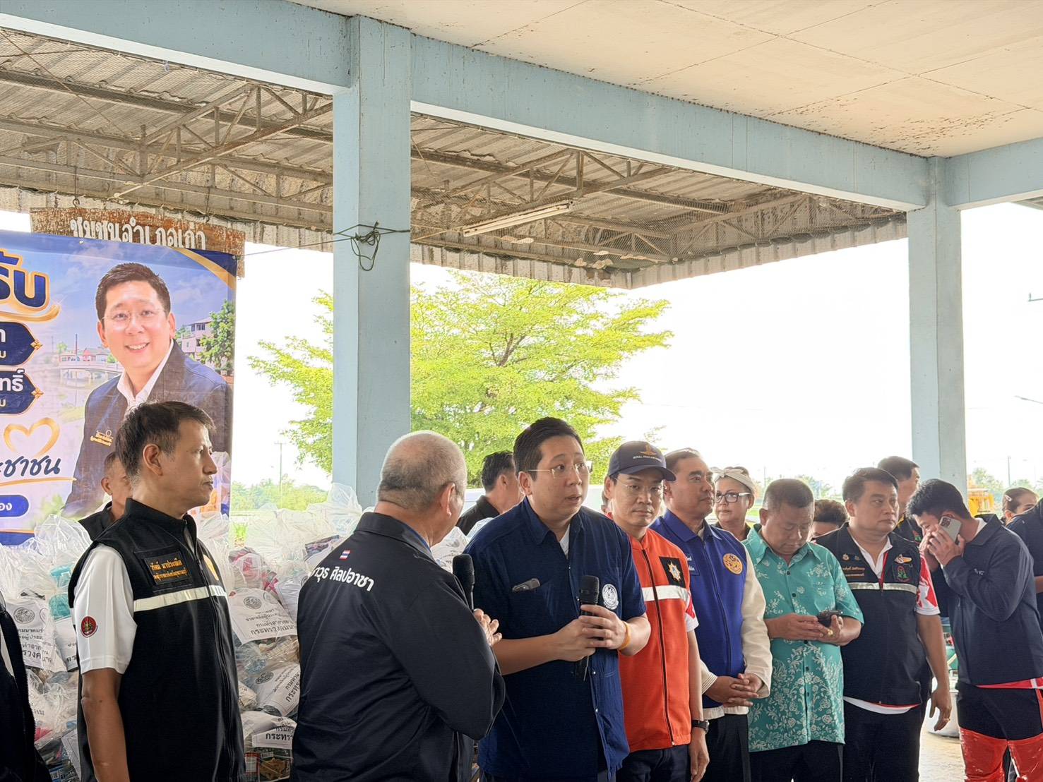 "ภัทร​พงศ์" ห่วงใยชาวสุพรรณบุรี​ มอบถุงยังชีพแก่ชาวสองพี่น้อง พร้อมหารือคมนาคมเตรียมฟื้นฟูเส้นทางสัญจรให้พี่น้องประชาชน — ภาพที่ 7