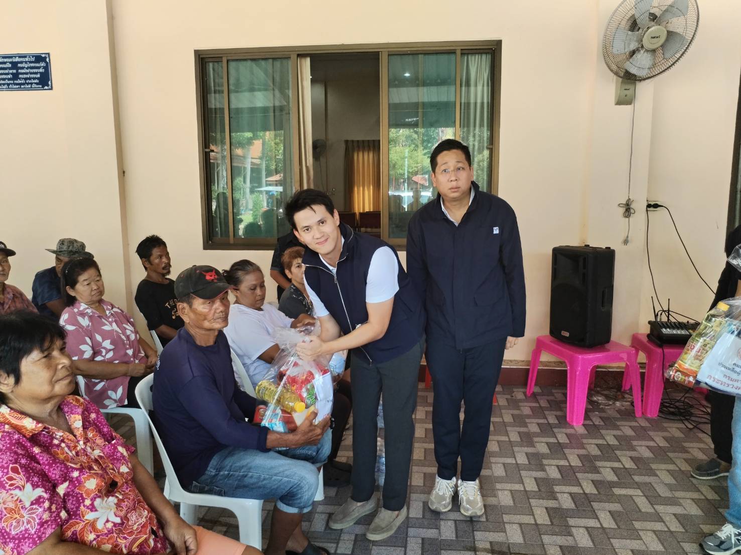"ภัทร​พงศ์" ห่วงใยชาวอยุธยา ลงพื้นบางไทร มอบถุงยังชีพพร้อมเตรียมแผนฟื้นฟูเส้นทางคมนาคมหลังน้ำลด — ภาพที่ 7