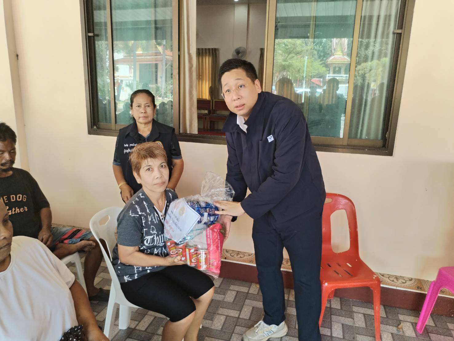 "ภัทร​พงศ์" ห่วงใยชาวอยุธยา ลงพื้นบางไทร มอบถุงยังชีพพร้อมเตรียมแผนฟื้นฟูเส้นทางคมนาคมหลังน้ำลด — ภาพที่ 6