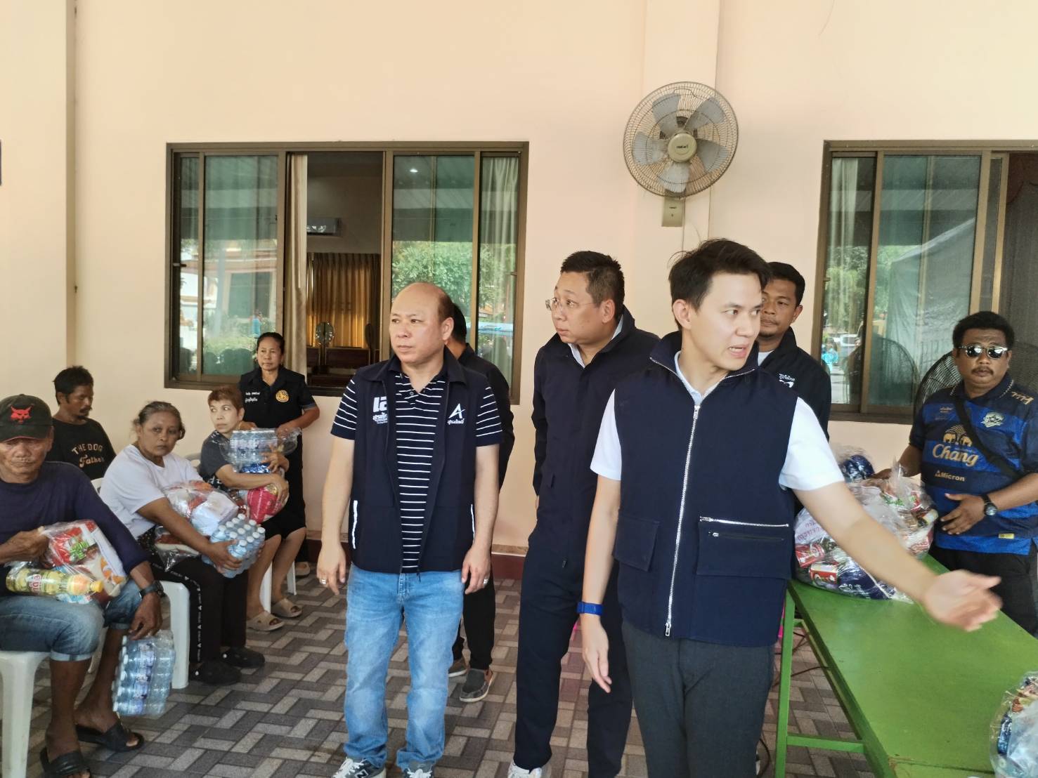 "ภัทร​พงศ์" ห่วงใยชาวอยุธยา ลงพื้นบางไทร มอบถุงยังชีพพร้อมเตรียมแผนฟื้นฟูเส้นทางคมนาคมหลังน้ำลด — ภาพที่ 8